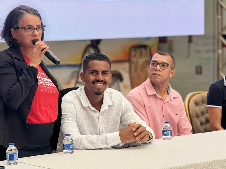Da esquerda para a direita: Silvia Clécia Dantas, técnica universitária da UNEB Camaçari; Israel Amoedo, coordenador de Juventude e Ensino Superior; e Márcio Neves, secretário de Educação de Camaçari