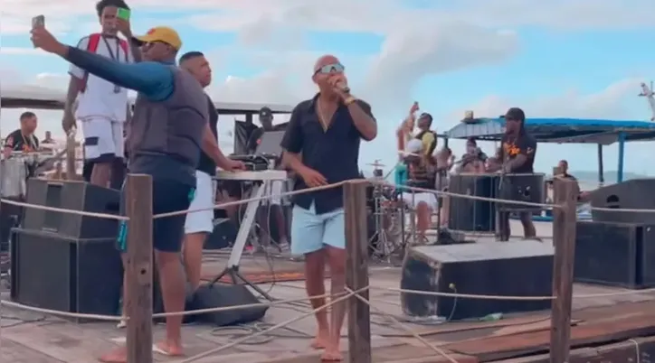 Imagem ilustrativa da imagem Cantor revela detalhes do naufrágio de balsa durante show na Ribeira