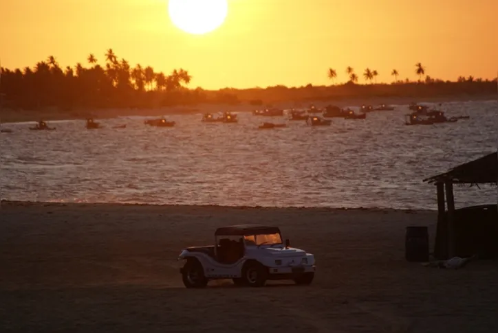 Cidade oferece passeio de buggy por praias paradisíacas
