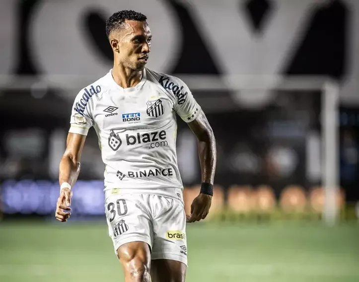Lucas Braga em campo pelo Santos