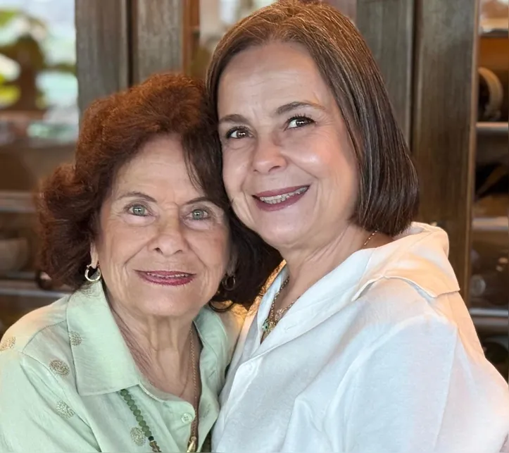 Nina recebe o carinho da filha, Geovana, no dia do seu aniversário
