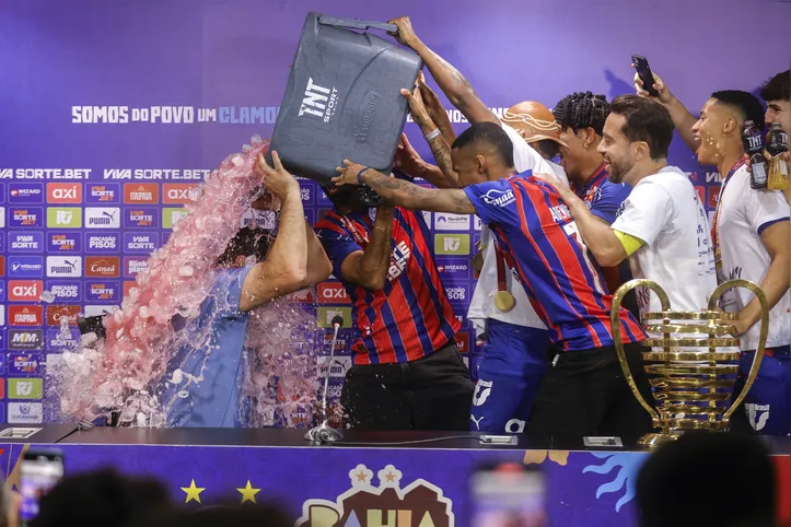 Jogadores jogando balde de gelo em Ceni