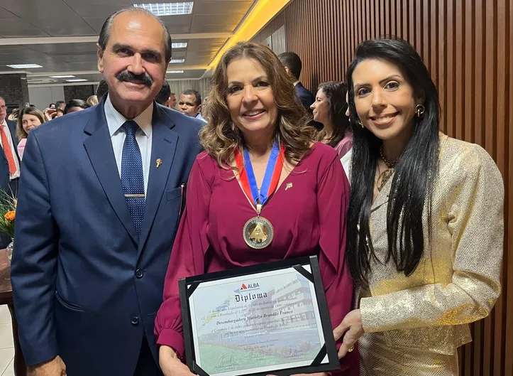 Advogado Hudson Resedá, desembargadora Marielza Brandão e a médica Analuzia Moscoso, em noite de homenagens