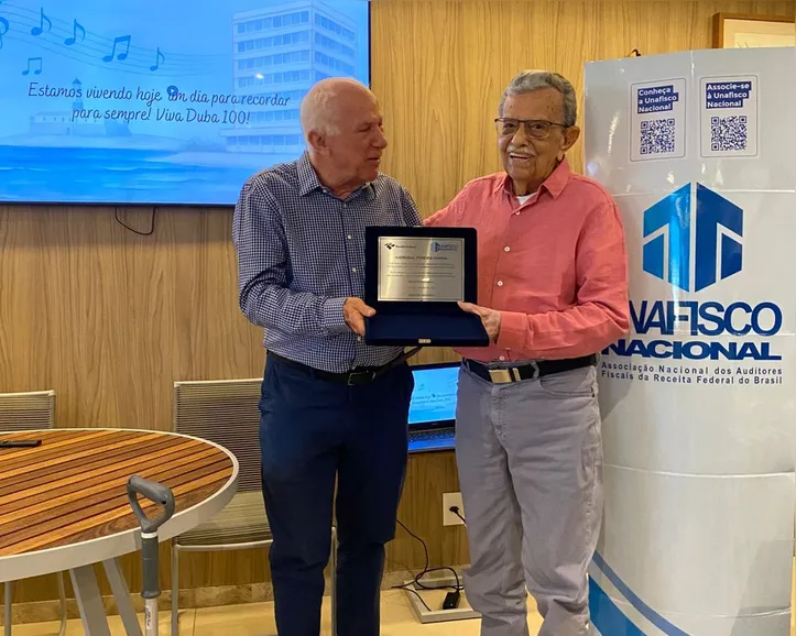 Asdrubal Vianna recebe homenagem das mãos do amigo José Armando Ribeiro