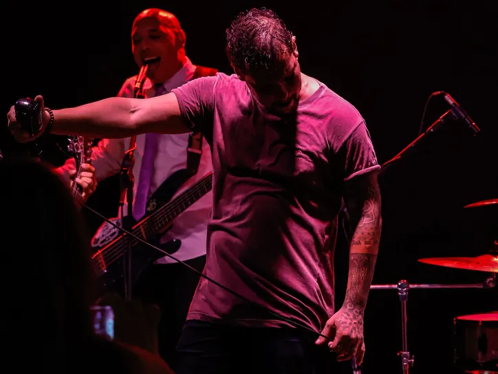 Vocalista Tiago Barulho e o baixista Madu, da banda  Ultra Bom