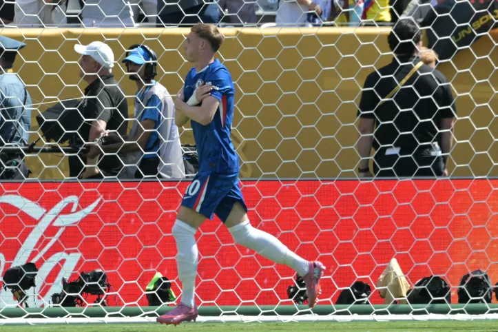 Cole Palmer comemorando o gol em cima do PSG na final do Mundial de Clubes