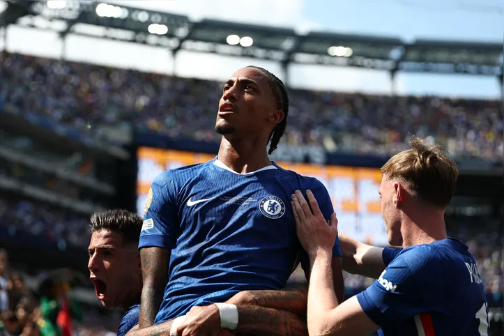 João Pedro comemorando o gol em cima do PSG na final do Mundial de Clubes