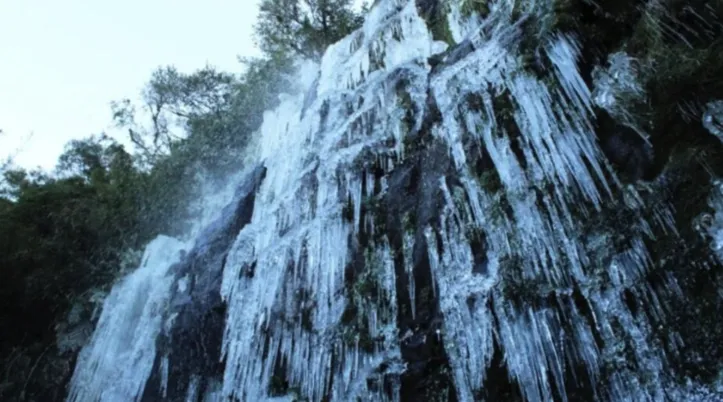 Cachoeira congelada em Urupema