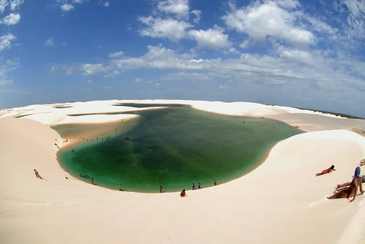 Lagoa da Gaivota, localizada dentro do Parque Nacional dos Lençóis Maranhenses