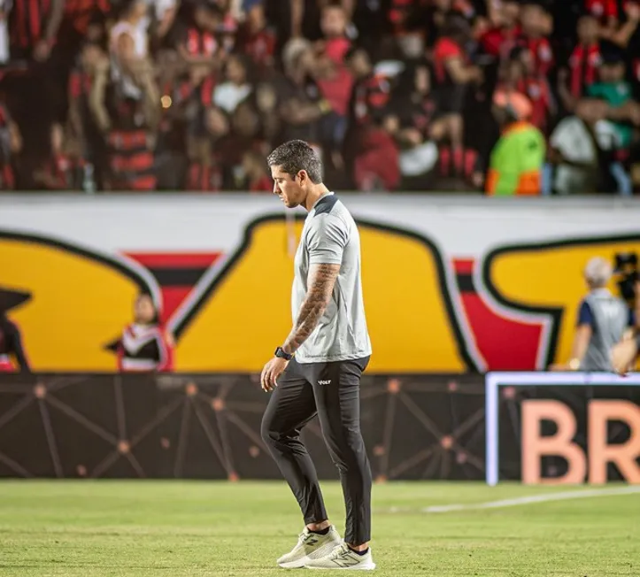 Thiago Carpini, técnico do Vitória
