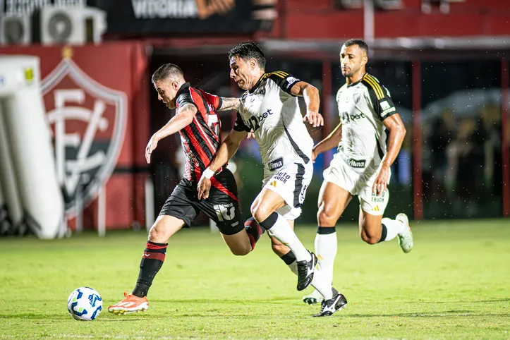 Renato Kayzer quase marcou um golaço