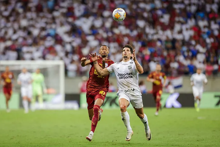 Ademir disputa bola com Rafael Ramos