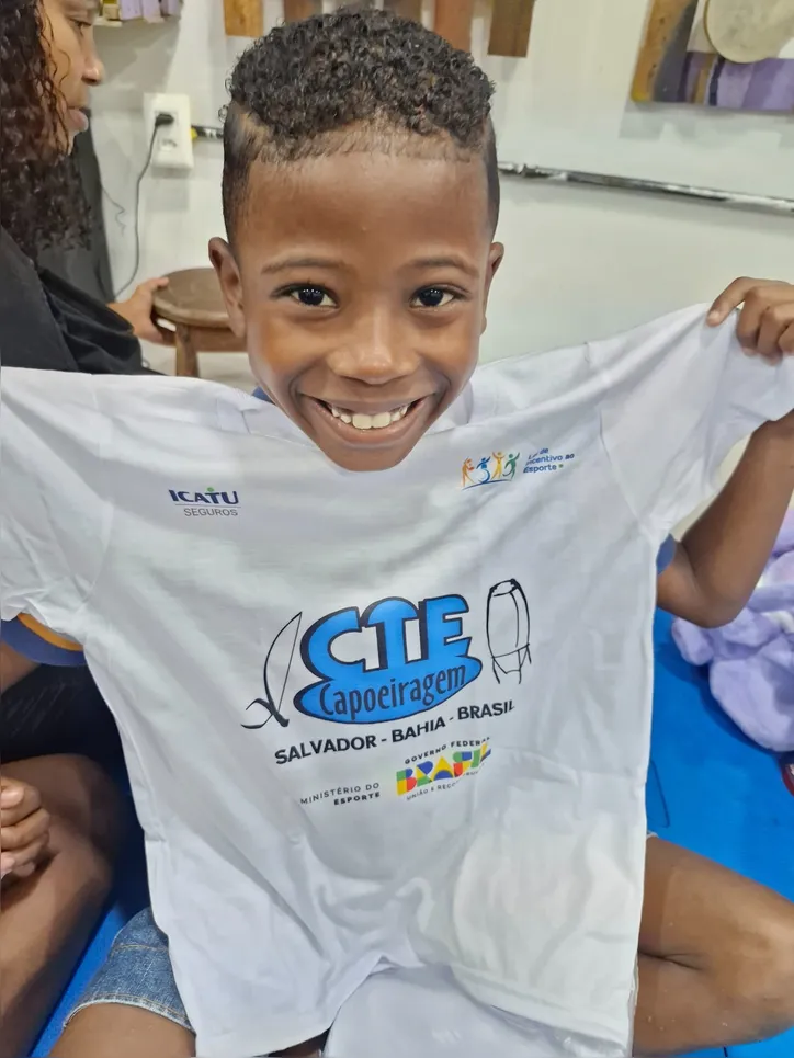 Projeto ensina capoeira gratuitamente a crianças de comunidade