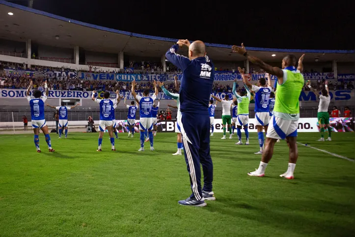 Elenco do Cruzeiro comemora classificação com a torcida
