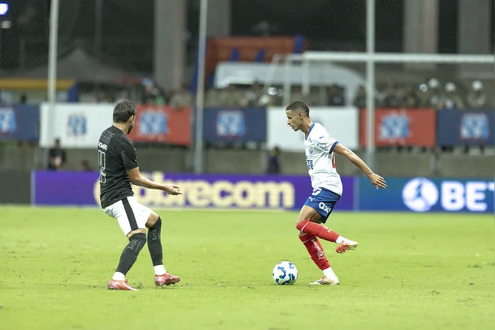 Luciano Juba e Ángel Romero durante Bahia 1 x 1 Corinthians na Arena Fonte Nova