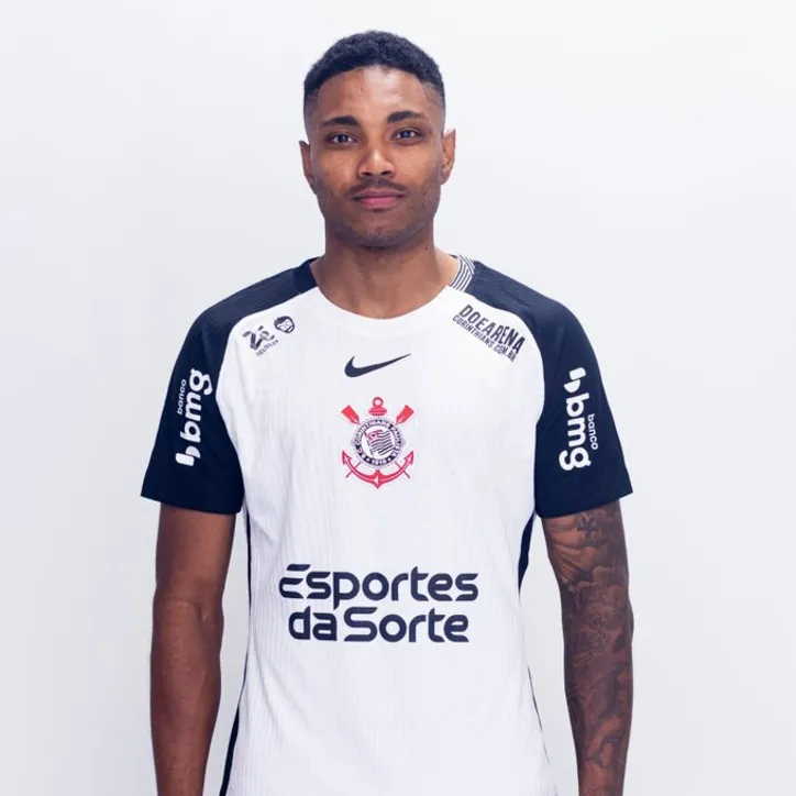 Vitinho, novo reforço, com a camisa do Corinthians