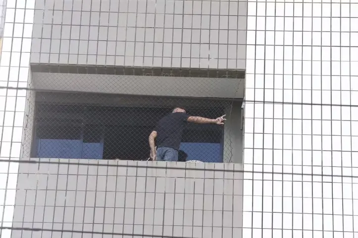 Criança passou por brecha em tela
