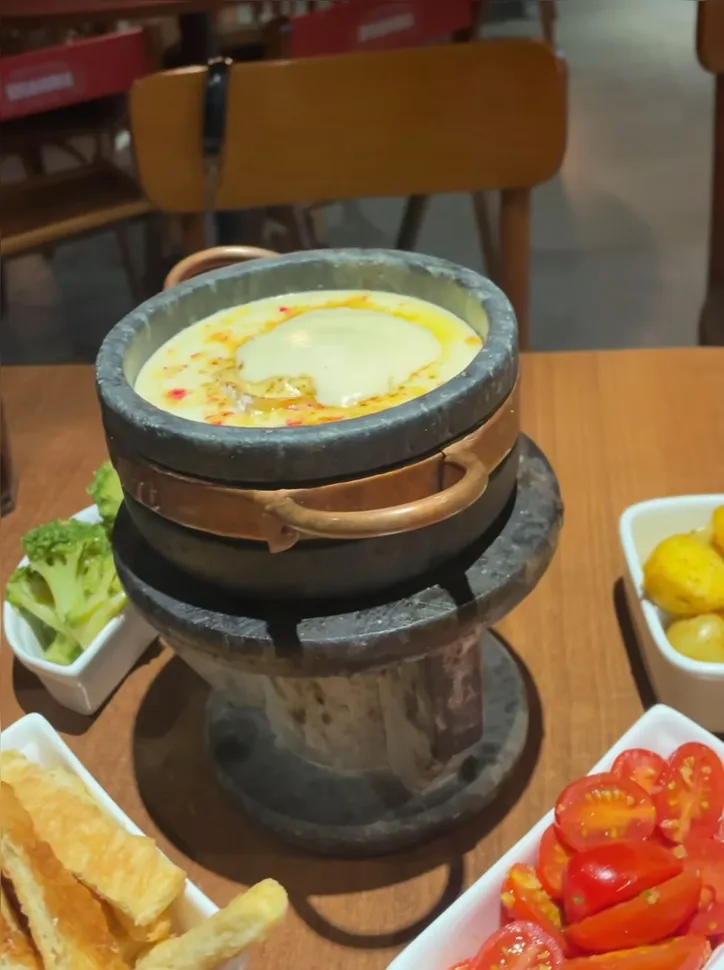 Imagem ilustrativa da imagem Do suíço ao nordestino, o fondue está na mesa dos baianos