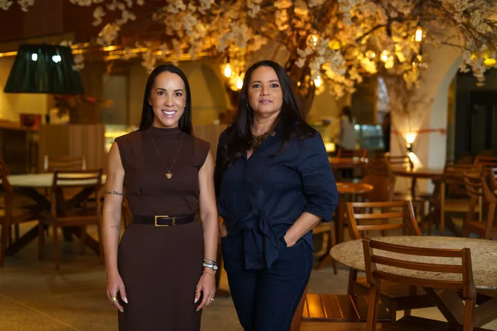 Myrthes Lavigne e Luciana de Oliveira comemoram a chegada da Brigaderia Belga a Salvador
