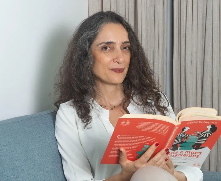 Educadora parental Faezeh Shaikhzadeh conduz oficina gratuita para pais