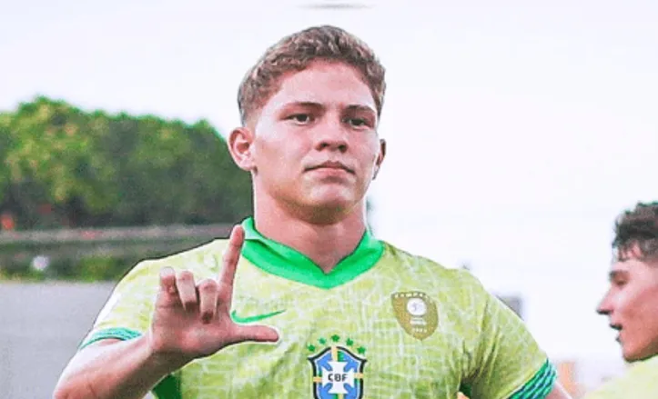 Dell, atacante do Bahia, com a camisa da Seleção Brasileira
