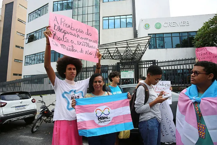 Protesto de entidades e pessoas trans em Ato Nacional em Defesa da Juventude Trans e Travestis, contra a resolução do Conselho Federal de Medicina (CFM) que veda a prescrição de bloqueadores hormonais para crianças trans, em abril de 2025