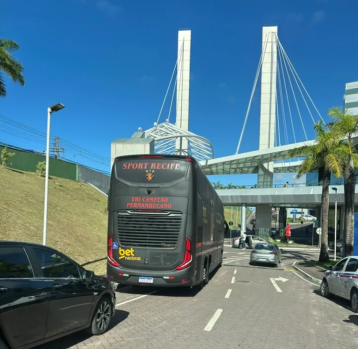 Ônibus do Sport Recife no hotel em que está hospedado em Salvador