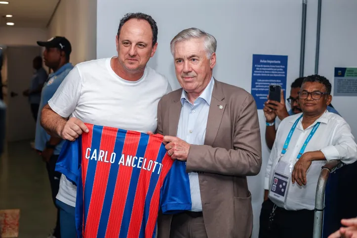Ancelotti foi presenteado com uma camisa do Bahia