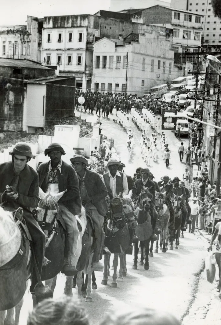 Encourados e suas armaduras sertanejas em cortejo de 1979