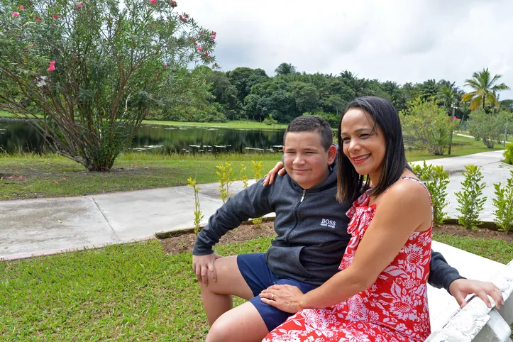 Gabriela Mendes com o filho Arthur Dias Mendes