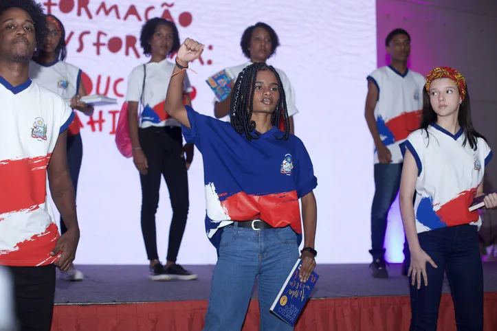 O desfile da farda foi feito pelos estudantes do Colégio Estadual Clarice Santiago dos Santos
