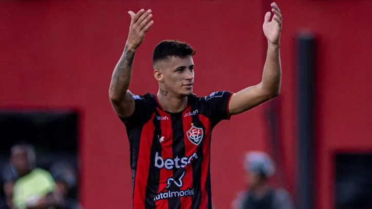 Camutanga volta ao Vitória antes do final do empréstimo