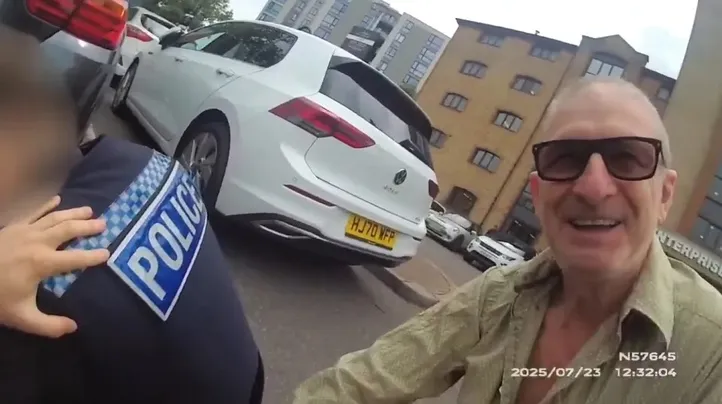 Imagem ilustrativa da imagem Ex-astro de série policial prende ladrão na vida real e viraliza