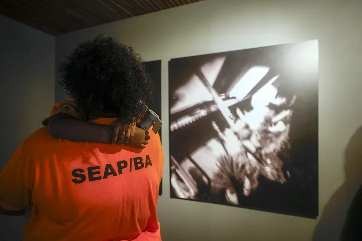 Exposição com fotografias de detentas