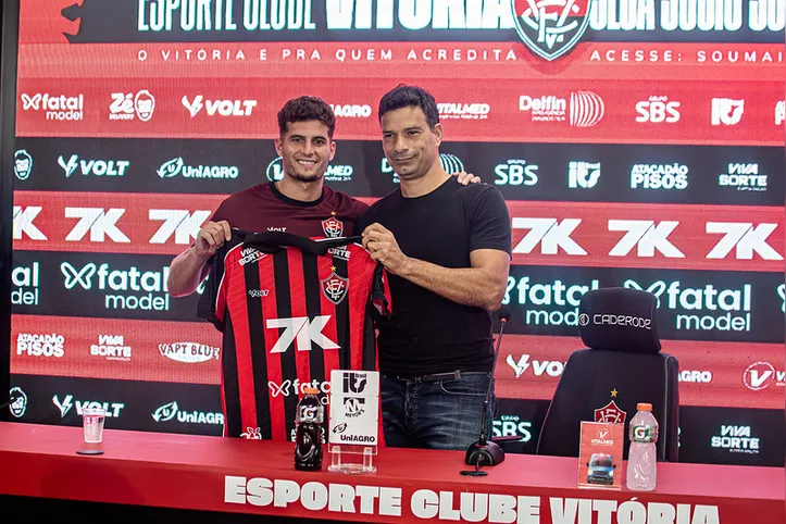 Rúben Rodrigues sendo apresentado pelo Vitória