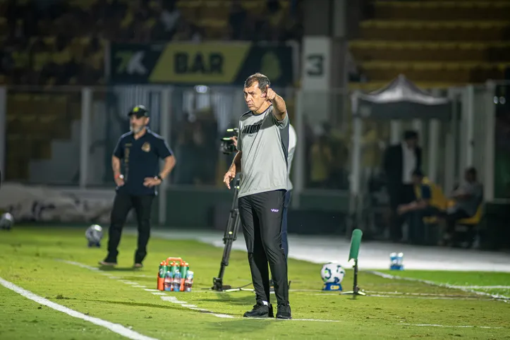 Fábio Carille à beira do gramado do Maião