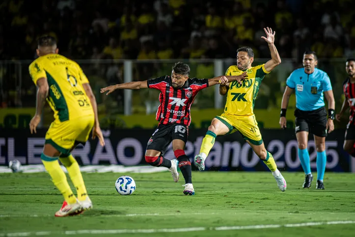 Ronald atuou em função mais avançada no meio de campo do Vitória