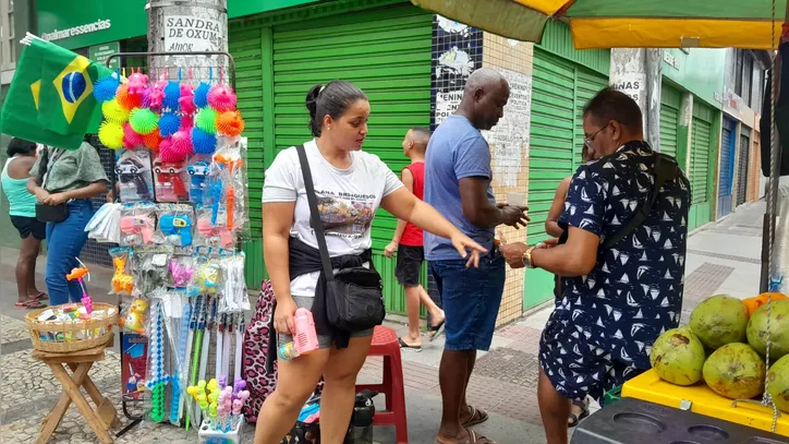 Comerciantes e ambulantes aproveitam a movimentação para gerar renda