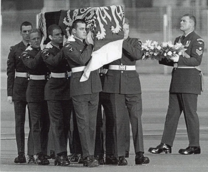 Caixão da princesa Diana é carregado por membros da RAF - Real Força Aérea, em 31 de agosto de 1997