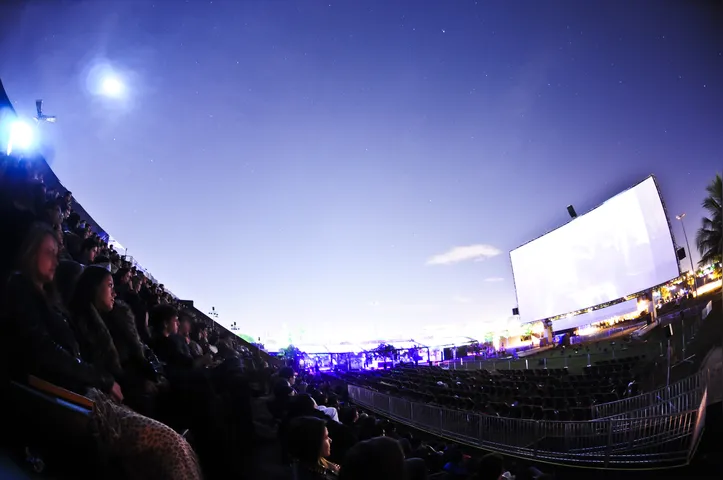 Imagem ilustrativa da imagem Parceiro de A TARDE, Open Air Brasil chega a Salvador com maior tela de cinema do mundo ao ar livre