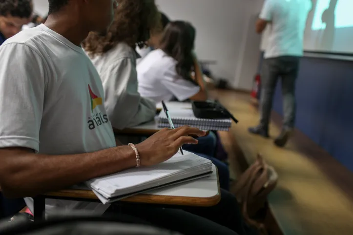 SALVADOR
A Prefeitura de Salvador inicia, na próxima segunda-feira (17), às 9h, as inscrições para o programa IngreSSAr, desenvolvido pela Secretaria Municipal de Políticas para Mulheres, Infância e Juventude (SPMJ). São 1 mil vagas gratuitas em cursos preparatórios de Salvador para o Exame Nacional do Ensino Médio (Enem) e vestibulares. O edital foi publicado no Diário Oficial do Município (DOM) desta quinta-feira (13) e as inscrições seguem até as 17h do próximo dia 28
Na foto: Sala de aula do cursinho pre vestibular Analise.
Foto: Raphael Muller / Ag. A TARDE
Data: 17/06/2024