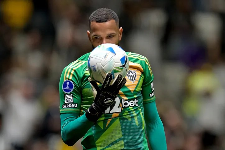 Everson decide nos pênaltis e Galo garante vaga nas oitavas