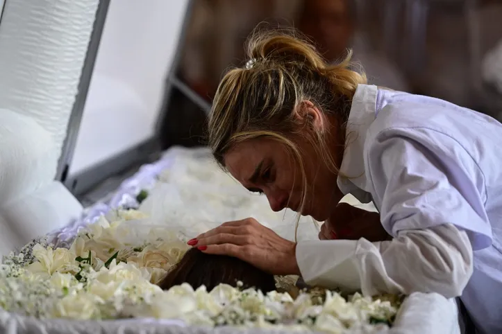 Carolina Dieckmann se despedindo de Preta Gil
