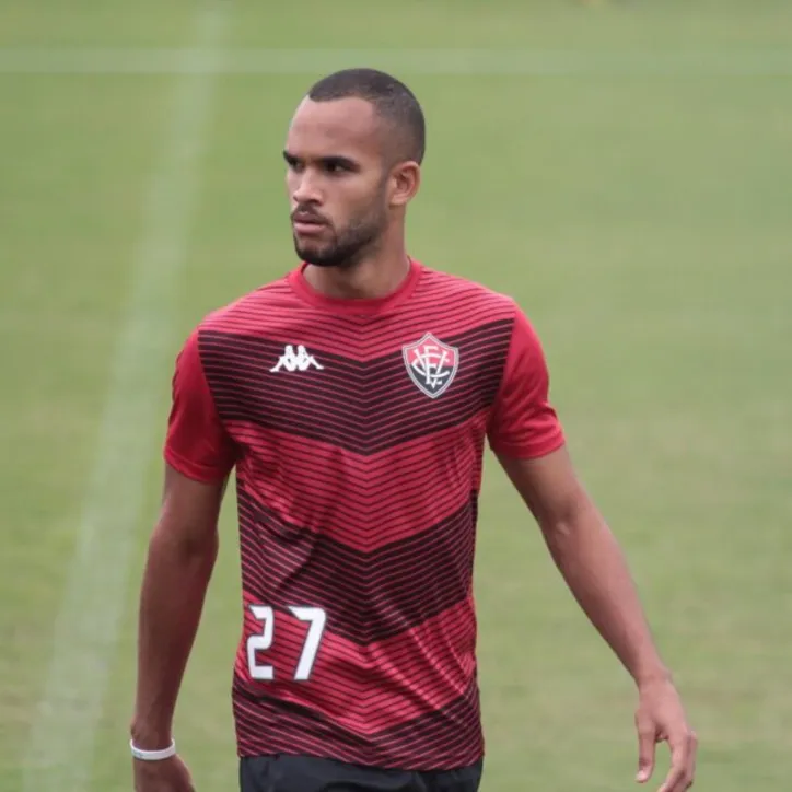 João Victor em treinamento pelo Vitória