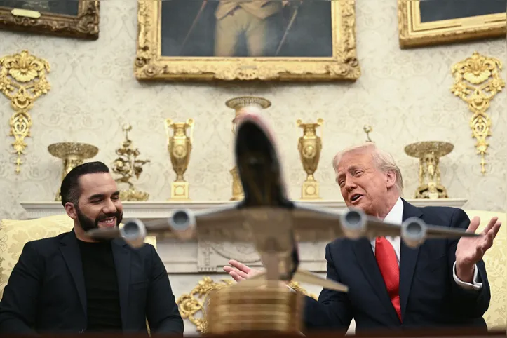 O presidente dos EUA, Donald Trump, encontra-se com o presidente de El Salvador, Nayib Bukele, no Salão Oval da Casa Branca, em Washington, em 14 de abril de 2025
