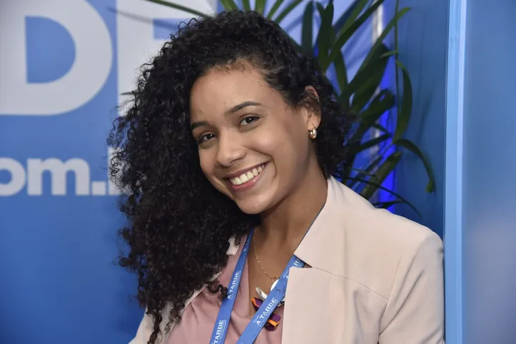 Jornalista Carla Melo