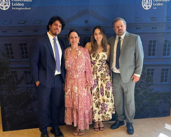 Família prestigia a conquista da nova mestre Beatriz: os pais, César e Claudia, e o irmão, César Neto
