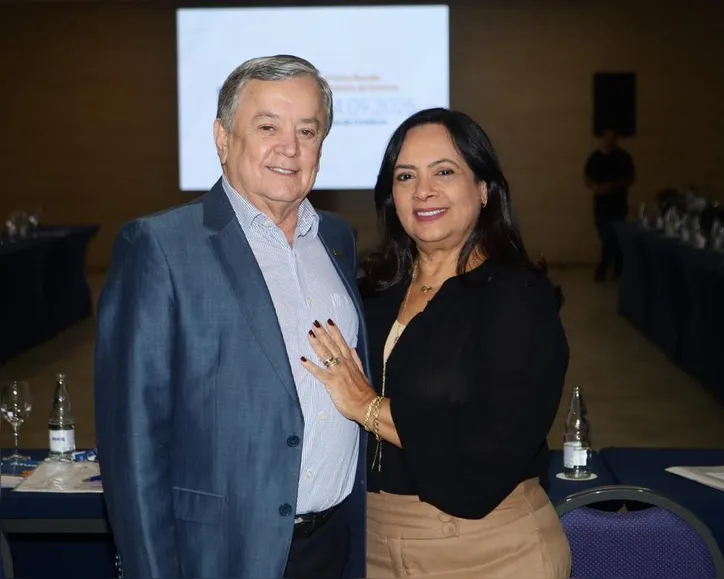 O casal Kelsor e Cassia Fernandes durante encontro empresarial em Feira de Santana