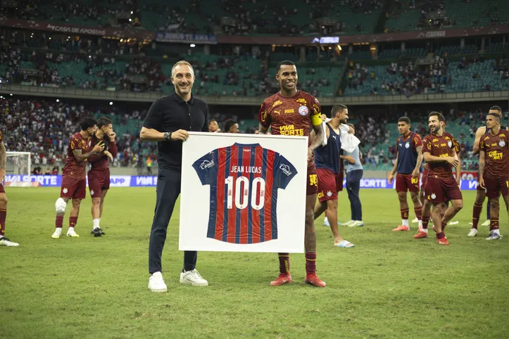 Jean Lucas recebeu uma homenagem neste domingo, 24, por completar 100 jogos com a camisa do Bahia na partida contra o Fluminense