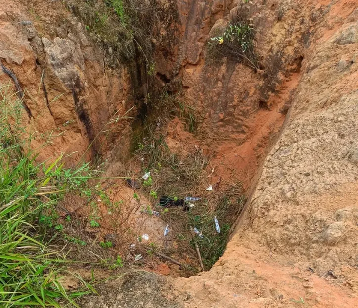 Buraco onde a jovem foi mantrida em cárcere por duas vezes e onde foi encontrada sem vida